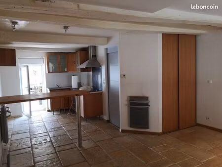 a louer studio 31m2 centre ville, situé au rez-de-chaussée sous des arcades