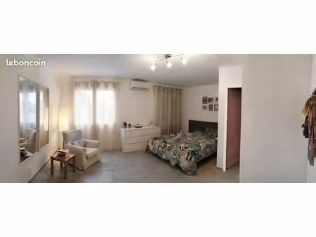 maison californienne mitoyenne d’un côté en duplex de 112m² incluant son local de stockage