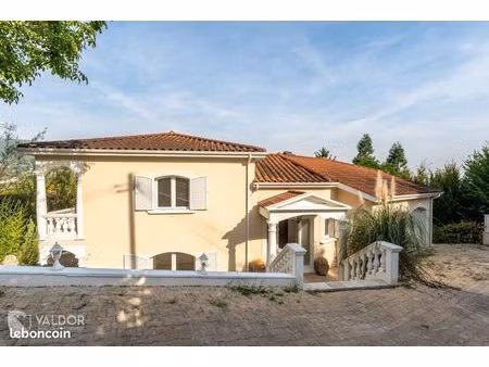 villa 8 pièces 246 m²