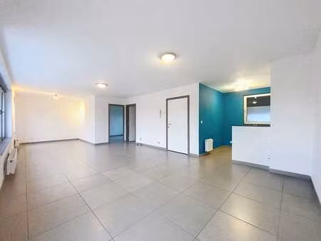 appartement une chambre avec emplacement de parking et cave.