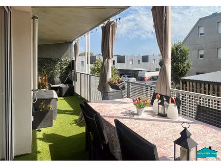 appartement de trois chambres avec grande terrasse