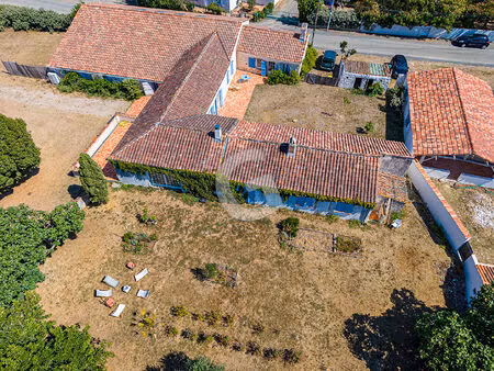 à vendre - propriété de caractère avec gîte et dépendances à saint-vincent-sur-jard