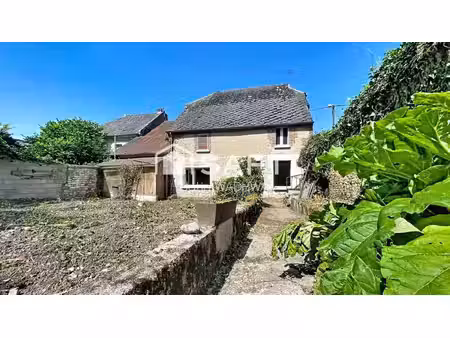 maison 107 m², grand garage, grenier aménageable.