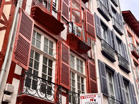 bayonne centre historique ? t1 bis traversant avec locataire en place