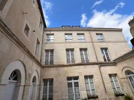 a l'année, location loft de charme meublé au cœur de poitiers sur le plateau – résidence s