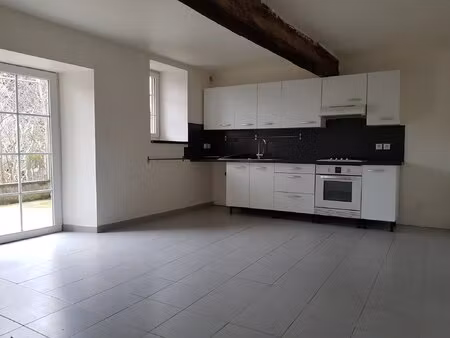 maison de village joliment rénovée avec petite sortie sur cours d'eau