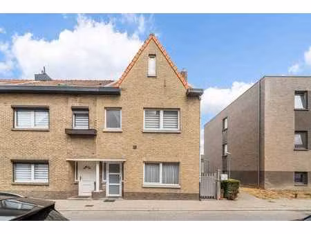 charmante en instapklare halfopen bebouwing met gezellige...
