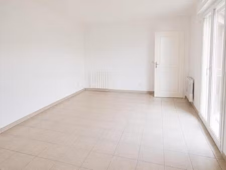 t2 avec balcon et garage à valence