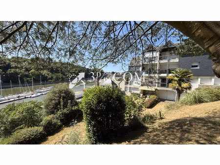 situé sur le port de saint-goustan, à auray, cet appartement de 82,39 m² bénéficie d'un em