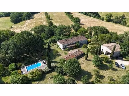propriété authentique avec maison d’amis, piscine, source et très belle vue