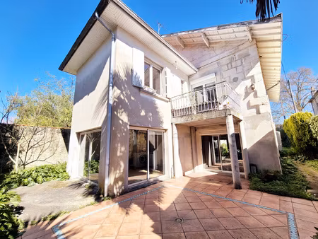 belle maison avec terrasses et beaux volumes