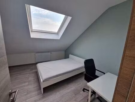chambre lumineuse de 13m2 en colocation à marchienne-au-pont