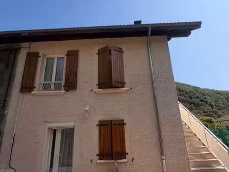 maison mitoyenne avec jardin, cour et grande terrasse