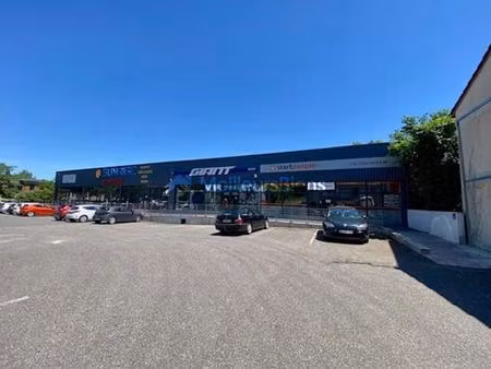 auch - local commercial 300m2 (possibilité 760m2) parking, vitrine + accès pmr