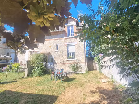 maison montreuil sur ille