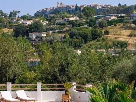 élégante villa rénovée avec vue panoramique sur saint-paul de vence