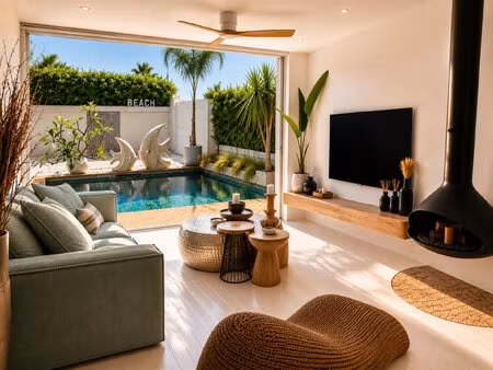 la plage, les commerces, les restaurants… tout est accessible à pied. villa contemporaine.