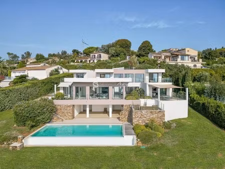 villa moderne avec vue panoramique sur la mer à antibes