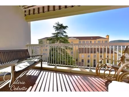 appartement traversant 87 m² avec terrasse plein sud, parking et 2 caves – hyères centre..