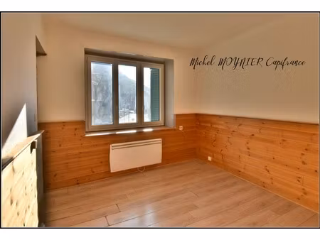 l’argentière-la-bessée centre : maison 5 pièces avec cave, combles et jardinet
