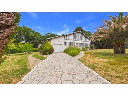 maison sur terrain de 2100 m² - fond d'une impasse.