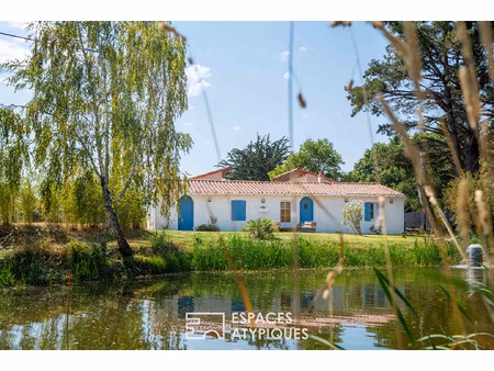 maison 'pile : longère champêtre', face : contemporaine graphique'
