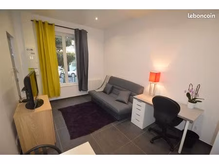 studio traversant avec kitchenette séparée tout meublé métro république