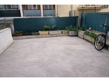 à vendre – studio avec grande terrasse à rénover – un véritable havre de paix en plein cœu