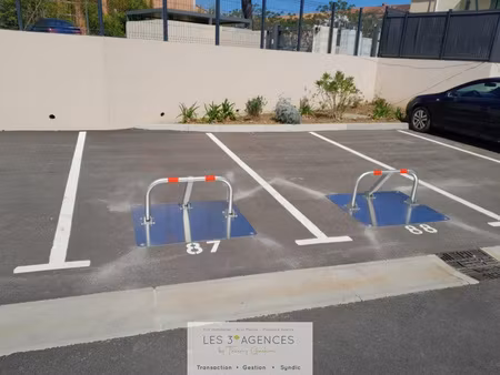 place de parking en extérieur dans résidence fermée proche c