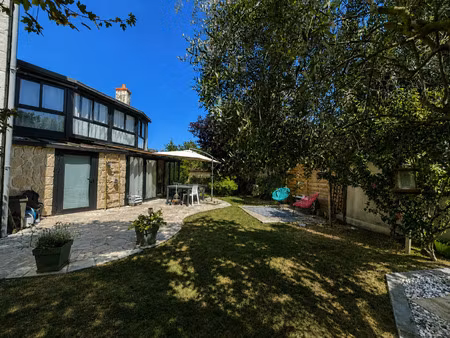 proche cathédrale - maison de ville atypique offrant 141.68m² carrez avec jardin