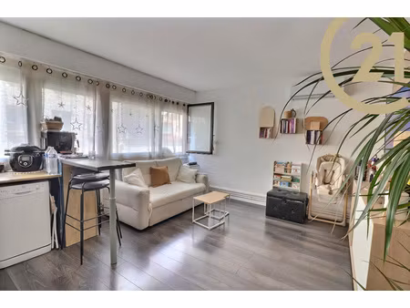 beau studio luminueux renove avec coin nuit