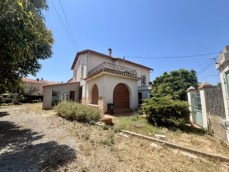 maison de style comprenant 2 logements sur 1540m2 de parcell