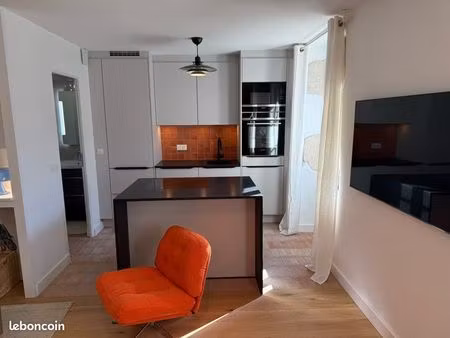 superbe studio meublé, entièrement rénové à louer (avec terrasse privée), extra centre