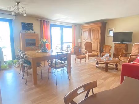 bel appartement cossu, en dernier étage avec 20m² de terrasse, vue dégagée, 2 ch , cellier