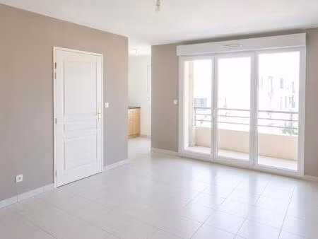 t2 avec balcon et parking à bron