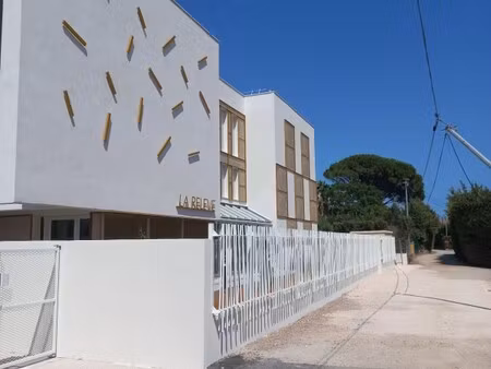 studio avec parking à la garde