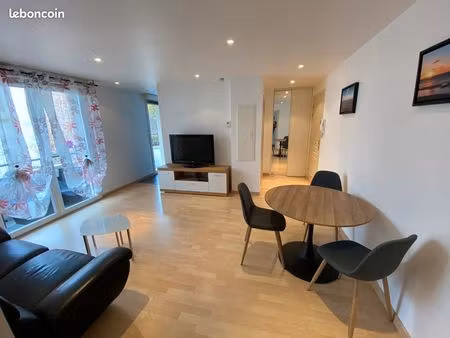 f2 meublé dans résidence récente - terrasse + parking - plein centre
