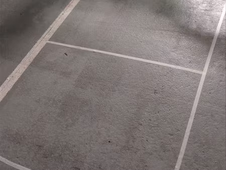 place vélo dans parking a louer
