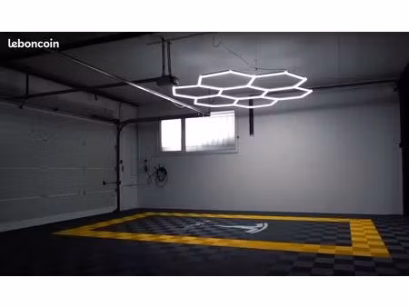 à louer : boxe fermé neuf haut de gamme sécurisé avec borne de recharge 7,5kw