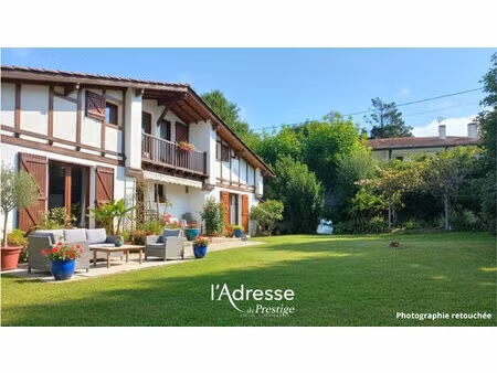 maison néo-basque à ascain - 4 chambres sur 3 niveaux, 2 studios locatifs