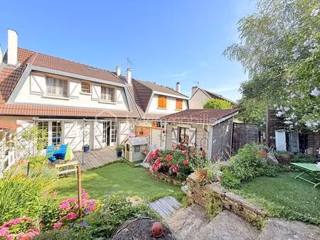 maison spacieuse avec terrasse et jardin dans un cadre serein