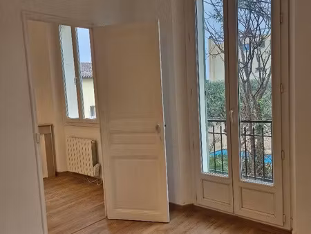 t2 avec terrasse quartier la loubiere