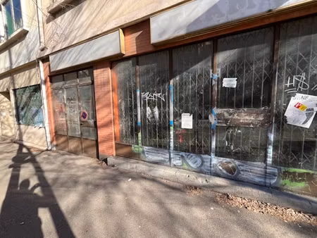 ensemble immobilier de deux lots, un local commercial et un parking de 350 m² en centre vi
