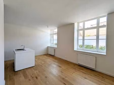 bel appartement 1 chambre + bureau dans un bâtiment classé