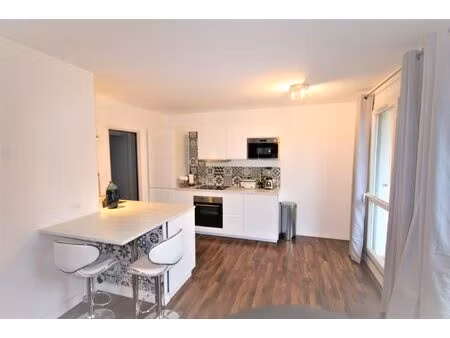 très grand t2 avec balcon au calme proche promenoir