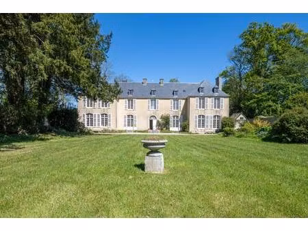 un petit château du xviiie siècle, sa maison annexe et son parc arboré