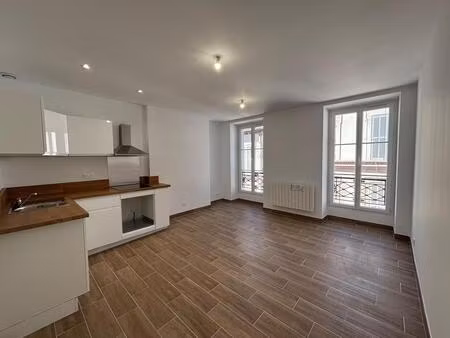 t2 entièrement rénové avec ascenseur – rue de la république, à deux pas du vieux-port