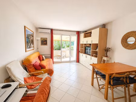 studio meublé avec terrasse et un stationnement