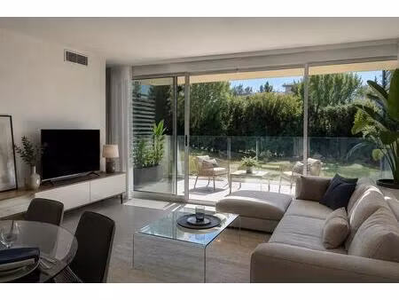 super rez-de-jardin avec terrasse et piscine – proche de la plage