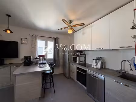 appartement t2 meublé et équipé avec terrasse, parking et local garage de 27 m2 .
